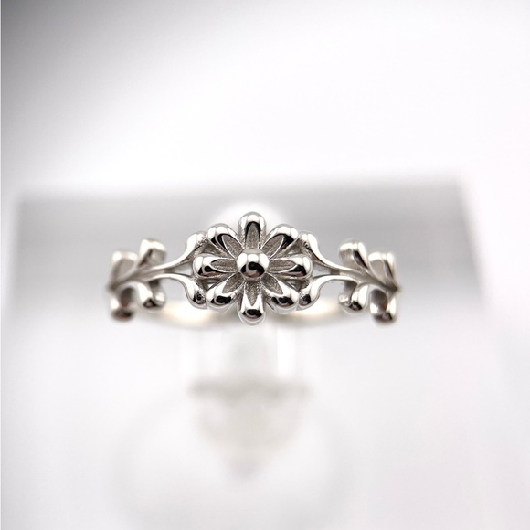 STERLING Silver Flower Ring - Picture 2 of 4